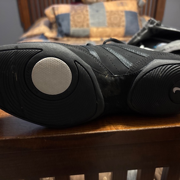 Nike Black and White Athletic Shoes Like New - Picture 4 of 5